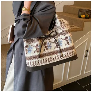 Dettaglio della borsa tote in peluche con motivo floreale retrò e fiocco a coulisse