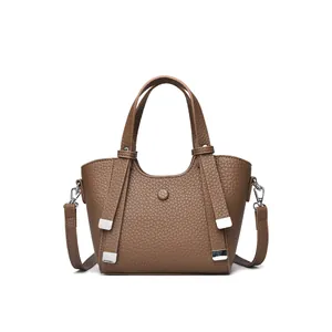 Sac seau minimaliste marron foncé motif litchi avec boucles argentées et bandoulière