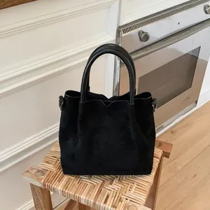 Sac fourre-tout chic en daim noir avec poignées en cuir et anneaux en métal style maison