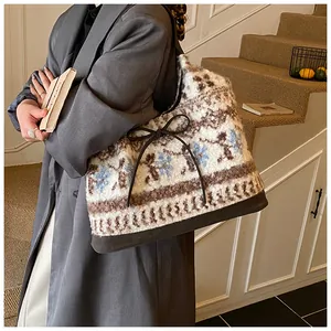 Dettaglio della borsa tote in peluche a fiori vintage con base in pelle e fiocco