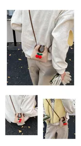 Winter Kirsch-Fleece Mini-Umhängetasche aus verschiedenen Winkeln an einem Modell draußen