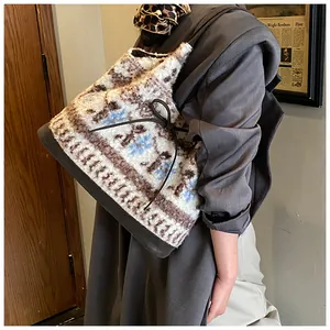 Dettaglio borsa tote vintage in peluche con motivo jacquard e fiocco decorativo