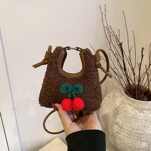 Mini-Umhängetasche aus braunem Teddyfell mit süßem Kirsch-Aufnäher für den Winter-Look