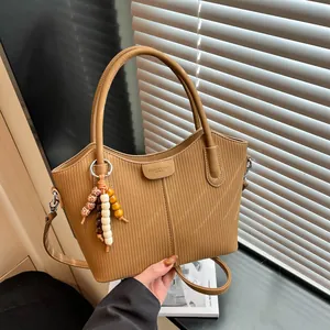 Damen Beuteltasche Aus PU-Leder Mit Vertikalen Streifen Und Perlenanhänger Elegante Pendler Handtasche Schultertasche