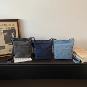 Sacs seaux rétro en denim en trois délavages vintage avec bandoulières réglables