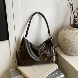 Sac à Épaule sous le Bras Grande Capacité Vintage Minimaliste en Cuir PU Souple Style Hobo Avec Pendentif Teckel Mignon pour Femme Quotidien