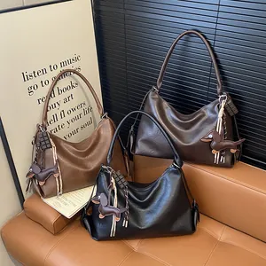 Sac sous l'aisselle rétro minimaliste avec breloque chiot en noir et marron