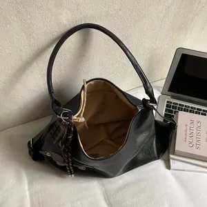Sac sous les aisselles classique en cuir noir en forme de croissant avec fermeture éclair