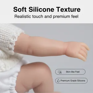 Poupée bébé réaliste de 8 pouces en silicone souple avec bonnet blanc et peau détaillée