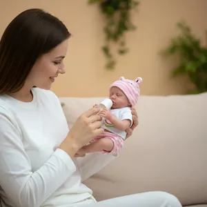 Poupée reborn réaliste en silicone de 12 pouces avec bonnet grenouille rose et tenue rayée