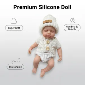 Poupée bébé en silicone souple 8 pouces en tenue tricotée blanche avec bonnet d'ours