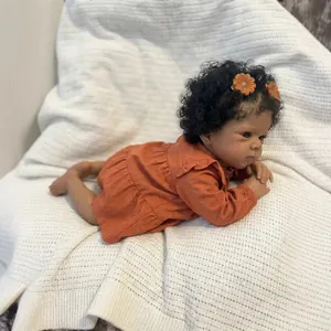 Poupée Reborn africaine de 18 pouces réaliste avec cheveux bouclés et robe orange
