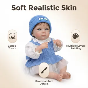 Détails d'une poupée reborn avec peau réaliste et finitions peintes à la main