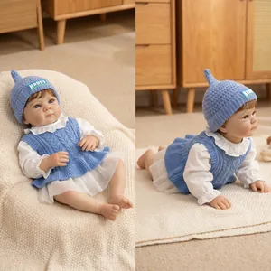 Poupée reborn Bettie de 18 pouces avec pull en tricot bleu et chapeau happy bleu