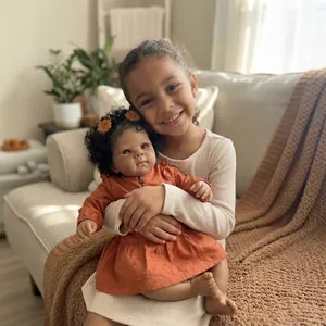 Poupée Reborn Bettie 18 pouces bébé africain avec cheveux bouclés et une petite fille