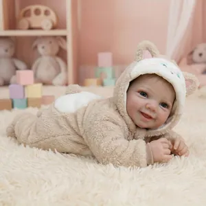 Realistische 19-Zoll Reborn Babypuppe Vivienne im beigen Plüsch-Overall mit Kapuze