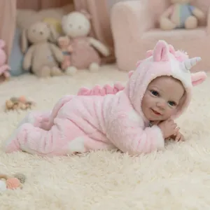 Poupée Reborn réaliste 19 pouces en tenue de licorne rose avec texture de peau 3D détaillée