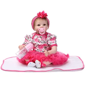 Detailansicht der Reborn-Babypuppe im Blumenoutfit mit passender Flasche und Schnuller