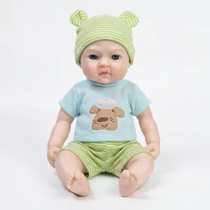 12-Zoll realistische weiche Silikon-Babypuppe mit grün gestreifter Mütze und blauem Outfit