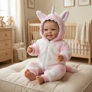 17-Zoll realistische Reborn-Babypuppe im rosa Einhorn-Plüsch-Strampler im Babyzimmer