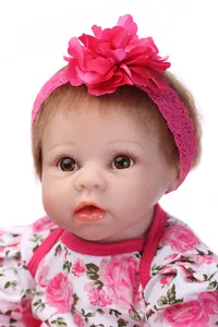 Nahaufnahme der Reborn-Puppe mit handverwurzeltem Haar, Wimpern und Blumen-Stirnband