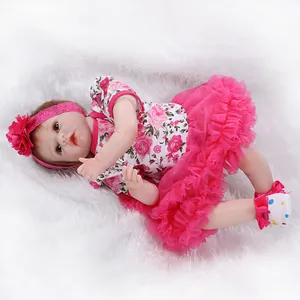 Detailansicht der Reborn-Babypuppe im rosa Blumenoutfit mit weichem Spitzenstirnband