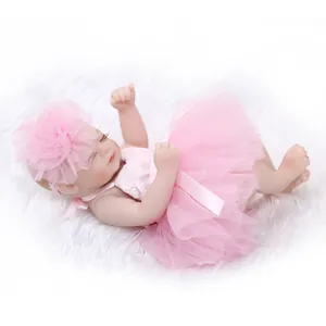 Realistische schlafende Reborn-Babypuppe im rosa Tutu-Kleid auf weichem weißem Plüsch