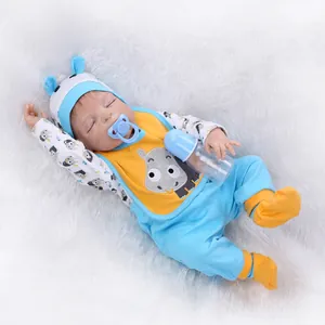 Realistische schlafende Reborn-Puppe in gelb-blauem Nashorn-Outfit mit Schnuller und Flasche