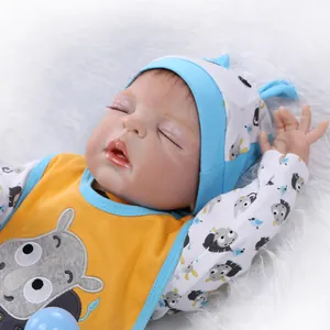 Realistische schlafende Reborn-Babypuppe mit Nashorn-Weste auf weißem Plüschteppich
