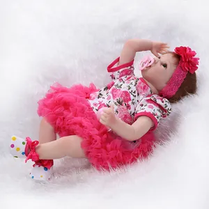 Realistische Reborn Babypuppe in rosa Blumenkleid mit Spitzenstirnband und Magnetschnuller