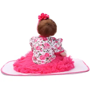 Detailansicht der Rückseite einer Reborn-Puppe mit rosa Tutu-Kleid und Blumenstirnband