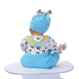Set di bambola realistica con top stampa rinoceronte e salopette azzurro cielo