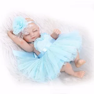 Naturgetreue schlafende Reborn-Babypuppe im hellblauen Tutu-Kleid und Blumenstirnband