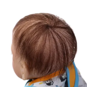 Realistische Reborn-Babypuppe mit handgewurzeltem braunem Haar und bedrucktem Lätzchen