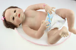Gedetailleerde close-up van een realistische reborn-babypop met levensechte huid en ogen
