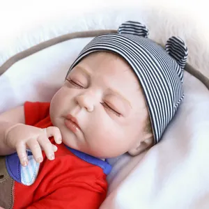 Poupée bébé reborn réaliste endormie avec tenue rouge et bonnet d'ours rayé