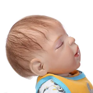 Nahaufnahme der realistischen Silikon-Babypuppe mit echter Hautstruktur und Wimpern