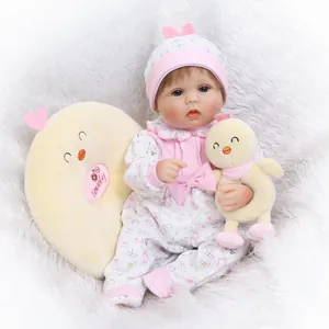 Poupée Bébé Reborn Réaliste Membres En Silicone Souple Corps En Tissu Nouveau-Né Fille En Tenue Florale Rose Avec Peluche Poussin