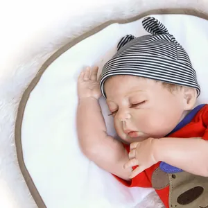 Poupée Reborn réaliste endormie en silicone souple avec tenue rayée rouge et bonnet