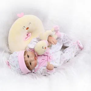Poupée nouveau-né réaliste en tenue florale rose avec peluche poussin jaune