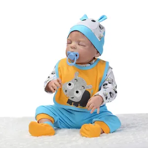 Detailansicht der schlafenden Reborn-Babypuppe im Hippo-Outfit auf Plüschteppich