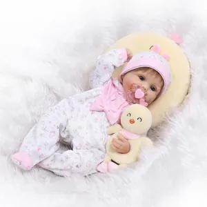 Poupée bébé Reborn réaliste en tenue florale rose tenant un poussin en peluche jaune