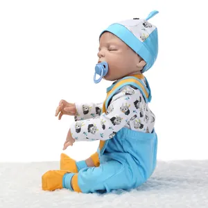 Detailsicht einer schlafenden Reborn-Babypuppe in blauem Overall mit Magnetschnuller