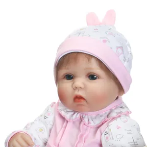Poupée nouveau-né réaliste en tenue de lapin rose avec yeux bleus et cheveux bruns