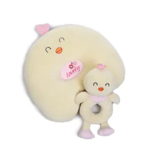 Détail de l'ensemble peluche bébé avec coussin de cou poussin jaune et hochet doux brodé