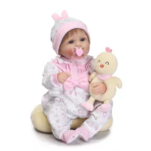 Poupée Reborn réaliste aux yeux bleus, tenue rose et jouet en peluche petit poussin
