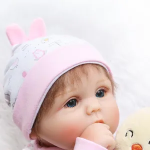 Poupée nouveau-né réaliste avec bonnet oreilles de lapin rose et poussin en peluche