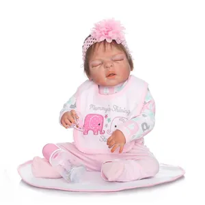 Poupée bébé reborn endormie avec tenue à pois roses et bandeau floral pour enfants