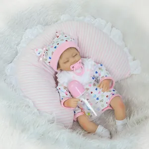 Gros plan d'une poupée reborn endormie en tenue de cœur avec biberon et tétine