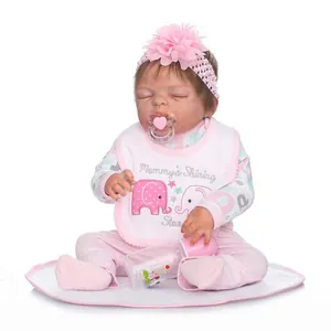 Poupée Reborn réaliste endormie avec tenue à pois roses et accessoires assortis